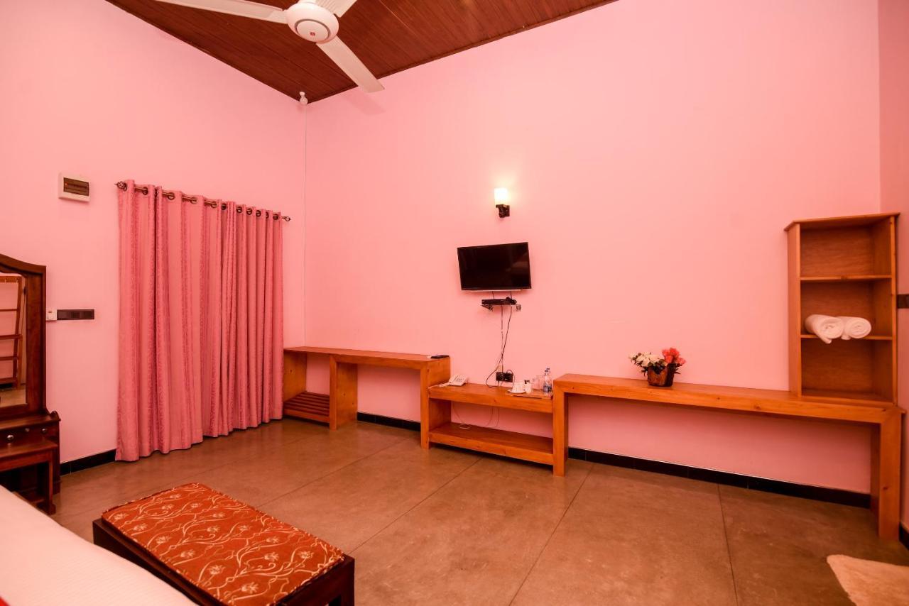 Man Mountain Villa Matale Exterior foto
